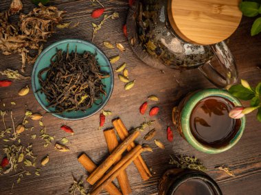 Çay seremonisi hazırlığı, kasede çay. El yapımı bardaklar.