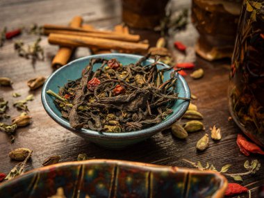 Çay seremonisi hazırlığı, kasede çay. El yapımı bardaklar.