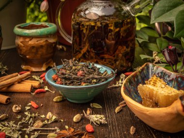 Çay seremonisi hazırlığı, kasede çay. El yapımı bardaklar.