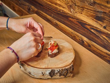 Kızarmış ekmeğin üzerinde nefis bruschetta yapma süreci. Kadın.