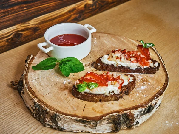 Två Läckra Bruschetter Med Jordgubbar Och Mynta Rostat Knäckebröd Kök — Stockfoto