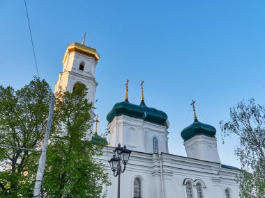 Kilise güzel kubbelerle bembeyaz. Güneşli bir gün