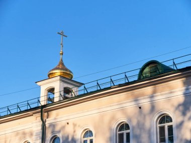Kilise güzel kubbelerle bembeyaz. Güneşli bir gün