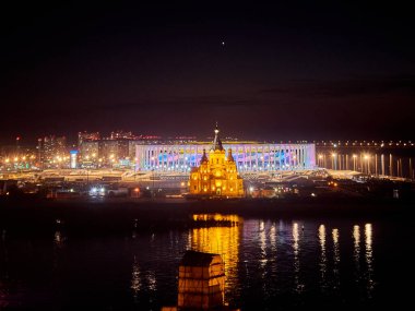 Nizhny Novgorod ılık bir bahar gecesi. Şehrin tepesinden bir görüntü. Işıklar
