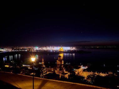 Nizhny Novgorod ılık bir bahar gecesi. Şehrin tepesinden bir görüntü. Işıklar