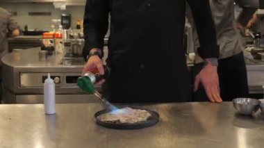 Izgara sebze ve kızarmış etle lezzetli bir salata pişiriyorum..