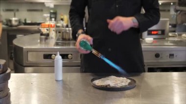 Izgara sebze ve kızarmış etle lezzetli bir salata pişiriyorum..