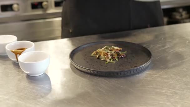 用烤蔬菜和烤肉烹调美味的沙拉 — 图库视频影像