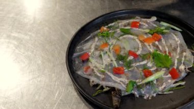 Izgara sebze ve kızarmış etle lezzetli bir salata pişiriyorum..