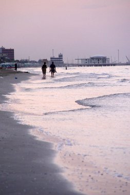 Gün batımında sahilde yürümek
