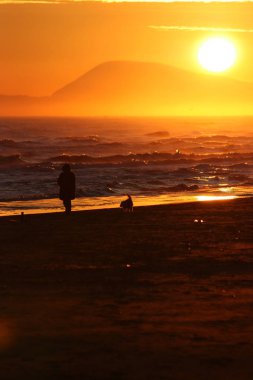 Gün batımında sahilde yürümek