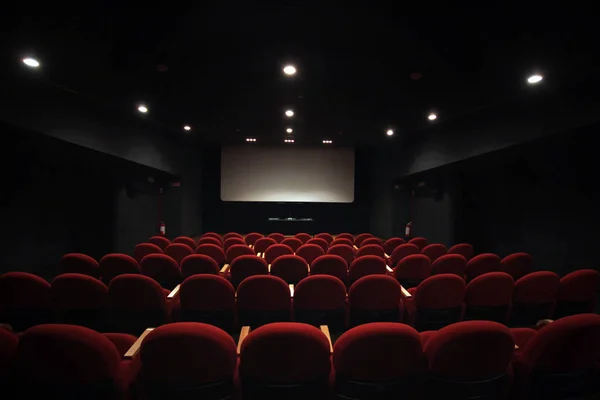 Kırmızı sandalye ile küçük sinema — Stok fotoğraf