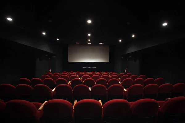 Petit cinéma avec chaises rouges Photos De Stock Libres De Droits