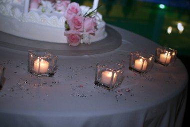 Mumlu ve güllü düğün pastası