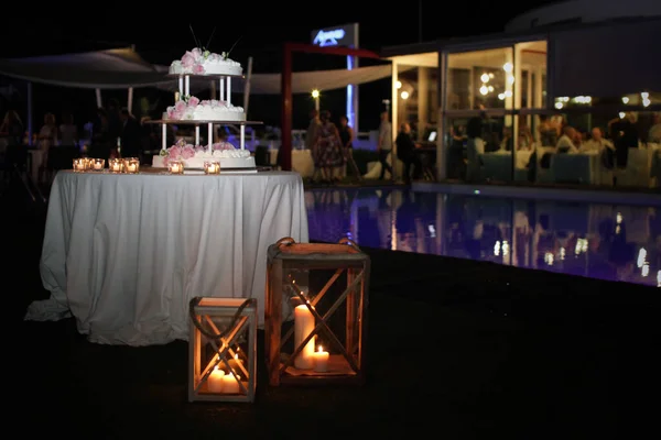 Bolo Casamento Com Velas Rosas — Fotografia de Stock