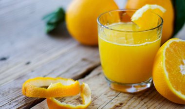 Cam masanın üzerine ev yapımı taze sıkılmış portakal suyu