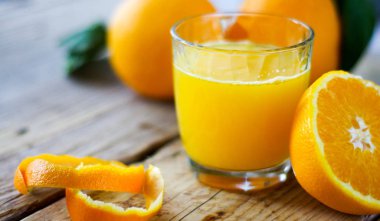 bardak ahşap masa üzerinde ev yapımı meyve suyu