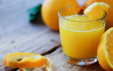 bardak ahşap masa üzerinde ev yapımı meyve suyu