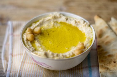 Geleneksel ev yapımı Arapça humus ahşap bir masa üzerinde küçük bir kasede