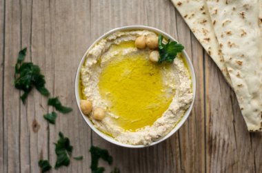 Geleneksel ev yapımı Arapça humus ahşap bir masa üzerinde küçük bir kasede