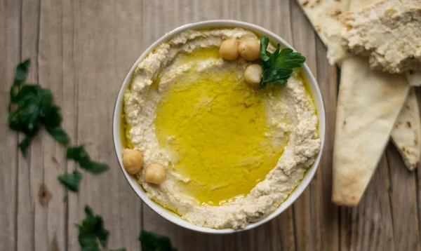 Hummus Árabe Casero Tradicional Tazón Pequeño Sobre Una Mesa Madera —  Fotos de Stock