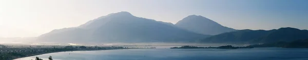 Soluppgången Över Bergskedjan Och Havet — Stockfoto