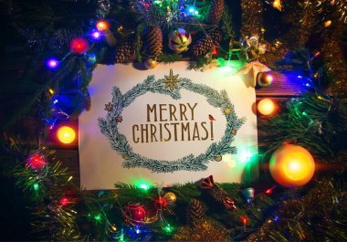 Christmas illüstrasyon çerçeve şenlikli dalları ve temalı nesneleri içine yerleştirilen şenlikli kartpostal ile.