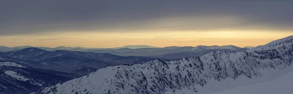 Paisaje Montaña Invierno Con Vistas Valle Del Bosque Foto Panorámica —  Fotos de Stock