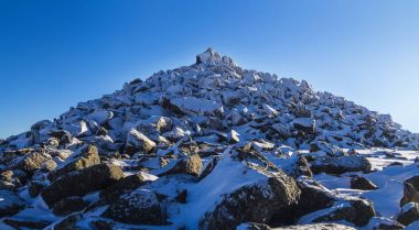 Kış manzara dağ bakan orman Vadisi. Panoramik fotoğraf.