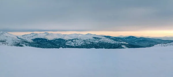 Winterliche Berglandschaft Mit Blick Auf Das Waldtal Panoramafoto — Stockfoto