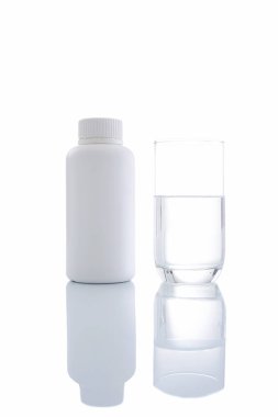 Düz su ve pill kapsül tablet tıp vitamini bir bardak 