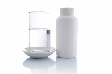 Düz su ve pill kapsül tablet tıp vitamini bir bardak 