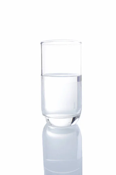 Bicchiere d'acqua su fondo bianco — Foto Stock