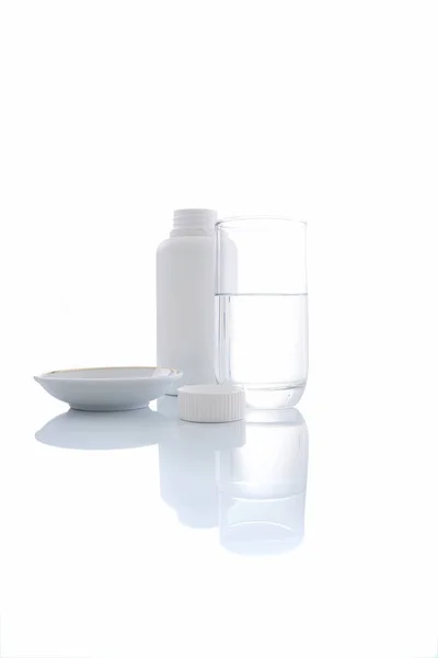 Ein Glas klares Wasser und Tabletten Tablette Medizin Vitamin — Stockfoto