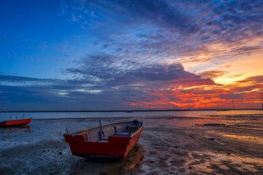 Güzel uzun pozlama resmini günbatımı üzerinde bir balıkçı teknesi