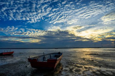 Güzel uzun pozlama resmini günbatımı üzerinde bir balıkçı teknesi