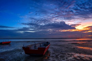 Güzel uzun pozlama resmini günbatımı üzerinde bir balıkçı teknesi