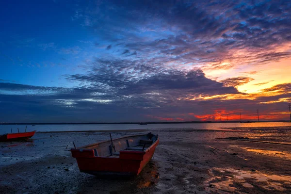 Güzel uzun pozlama resmini günbatımı üzerinde bir balıkçı teknesi