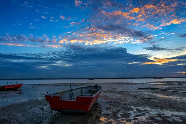 Güzel uzun pozlama resmini günbatımı üzerinde bir balıkçı teknesi