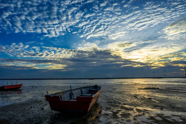 Güzel uzun pozlama resmini günbatımı üzerinde bir balıkçı teknesi