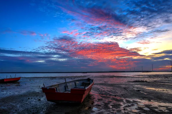 Güzel uzun pozlama resmini günbatımı üzerinde bir balıkçı teknesi