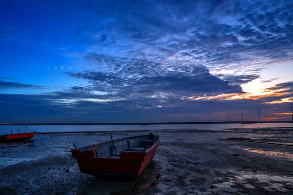 Güzel uzun pozlama resmini günbatımı üzerinde bir balıkçı teknesi