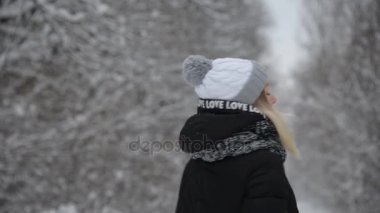 Genç bir kız açık havada kışın davranır