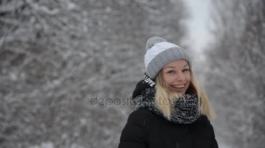 Genç bir kız açık havada kışın davranır