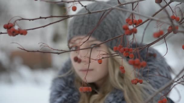 Vacker Flicka Stående Rörelse Vinter — Stockvideo