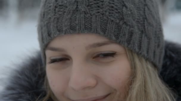 美丽的少女肖像在冬季运动 — 图库视频影像