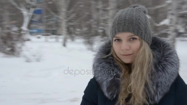 Hermosa Chica Retrato Movimiento Invierno — Vídeo de stock