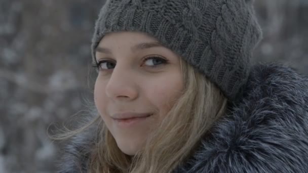 Mooi Meisje Portret Beweging Winter — Stockvideo