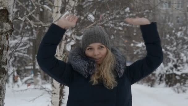 Красивий Портрет Дівчини Русі Взимку — стокове відео