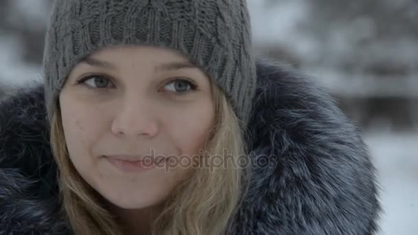 Gyönyörű Lány Portré Mozgásban Télen — Stock videók